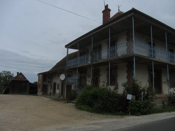 Huis met blauwe galerij