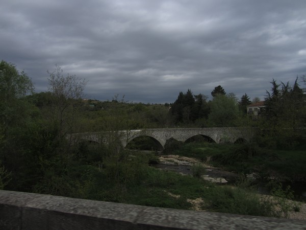 Brug en donkere wolken