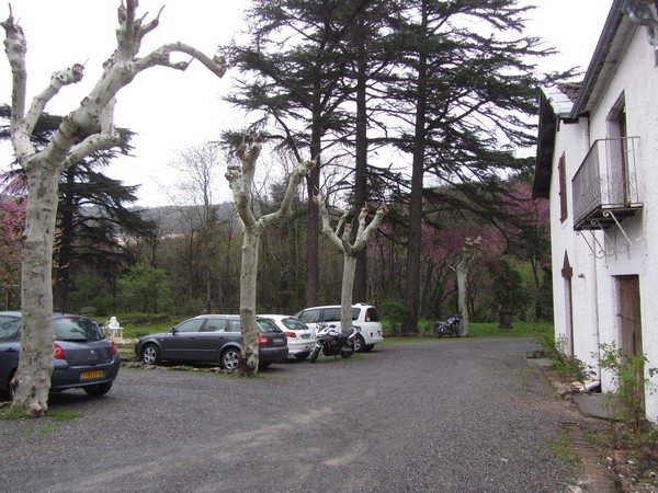 Supertenere op parkeerplaats in tuin