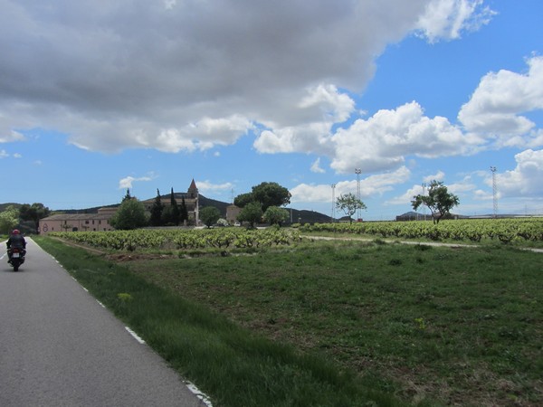 Motorrijder en gebouw