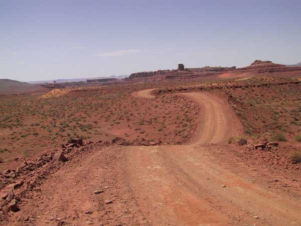 De weg kronkelt door het rode landschap