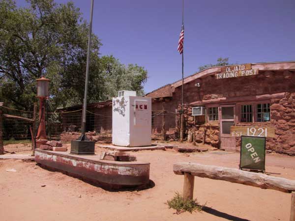 Oude Tradingpost, met moderne vriezer ervoor