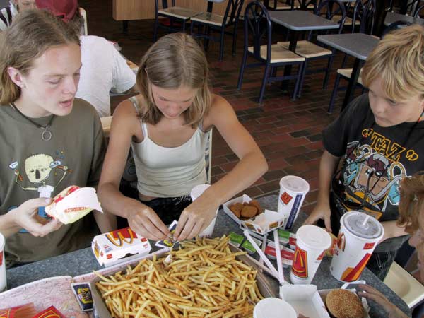 Wouter, Karin en Pieter aan het eten