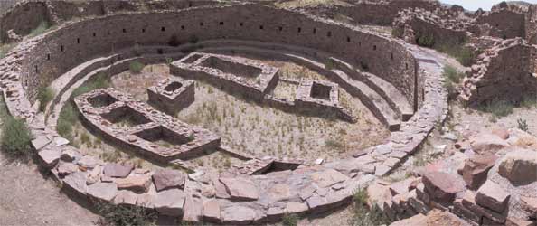 Muur in grote cirkel met daarbinnen wat rechthoekige bouwsels