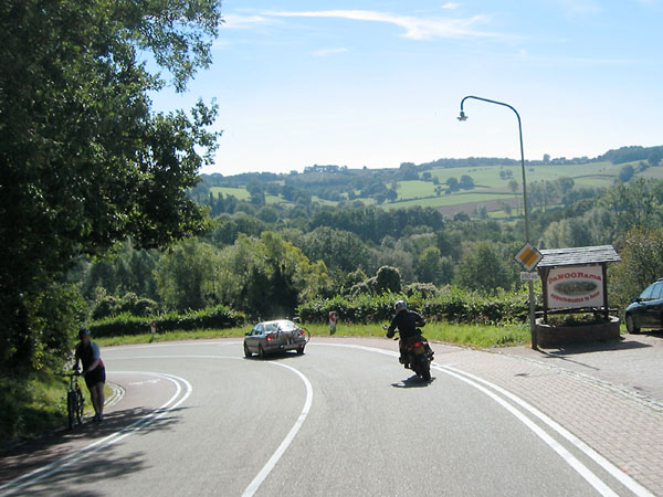 Sylvia op motor, uitzicht over heuvels, bord Panoorama