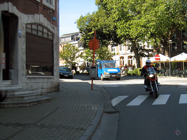 Stadje, motorrijder op rode motor