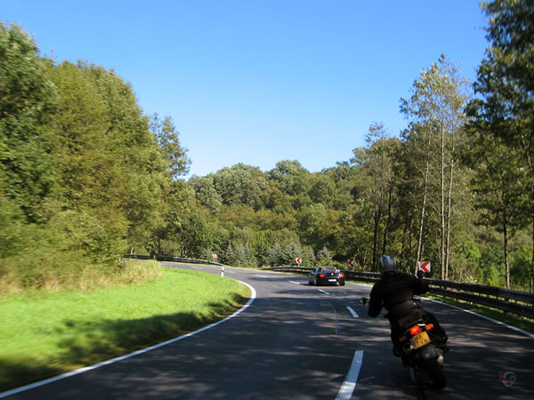 Mooie bocht, auto en Sylvia, bomen langs de weg