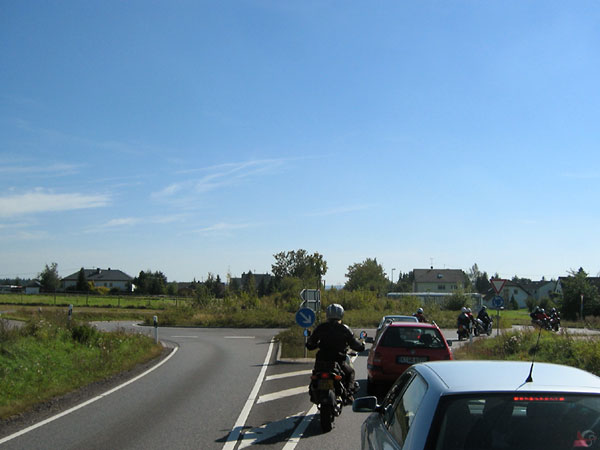 Rotonde, auto's en veel motorrijders