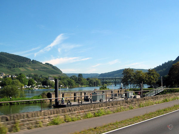 Sluisje en steiger in zijarm rivier