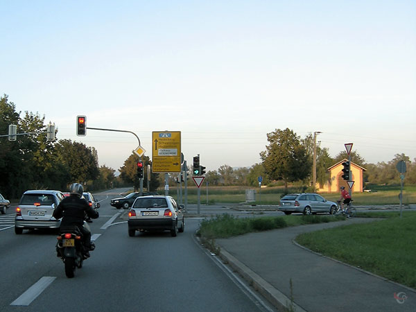 Schemer, kruispunt met stoplichten, wegwijzer