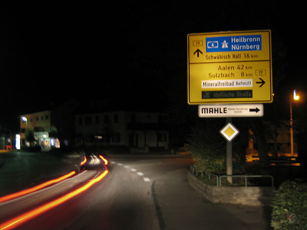 Wegwijzer in het donker, met onder andere de Idyllische Strasse