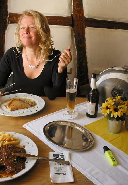 Sylvia met pannenkoek in vakwerkboerderij