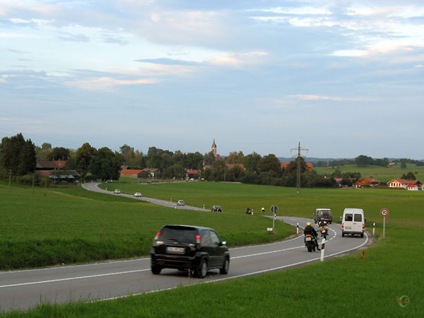 Auto's en motoren in glooiiend landschap