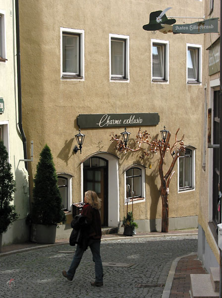 Steegje met boom in koper