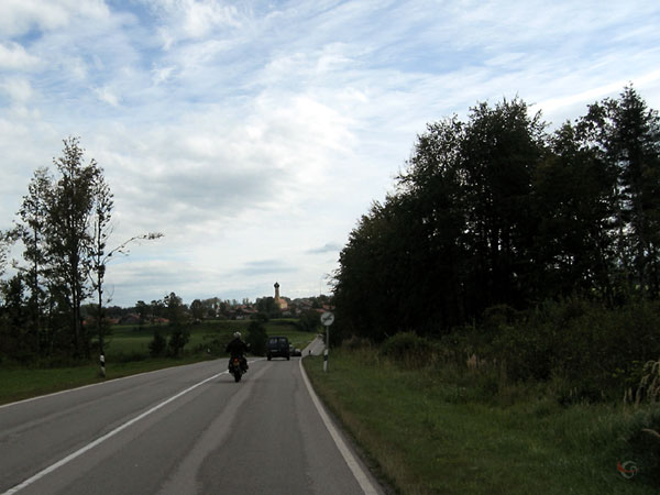 Sylvia op weg, Uienkerkje in de verte