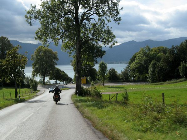 Weg met uitizcht op meer, bergen aan de overkant