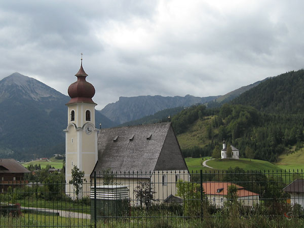 Kerkje met uientoren in berglandschape