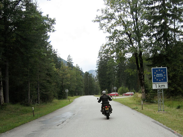 Bordje met Oostenrijk 1 km