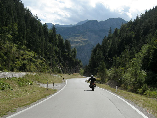 Slingerende weg, bergtoppen in de verte