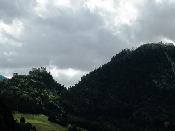Twee groene bergtoppen, twee kastelen