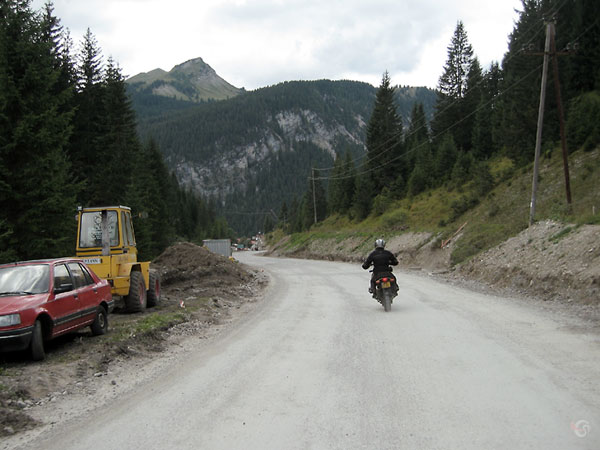 Wegenbouwvoertuigen langs de weg, bergen