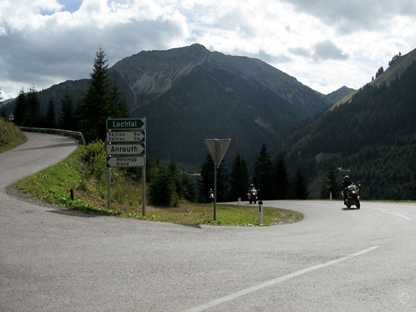 Berg, motorrijders, bordje naar Lechtal