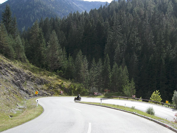 Bergen, dennen, haarspeld naar beneden, met Sylvia op de motor