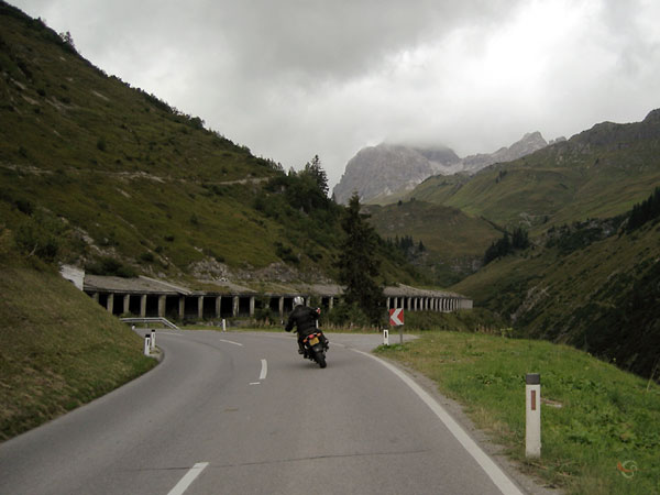 Kale bergen, half open tunnel om de weg tegen lawines te beschermen