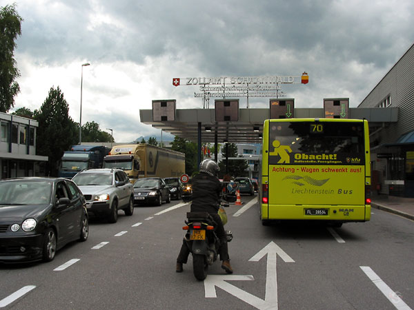 Sylvia gestopt achter bus in rij voor douane