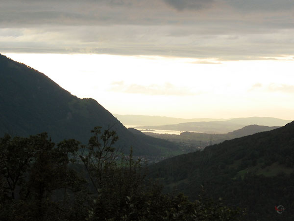 Donkere bergen, meer in de verte