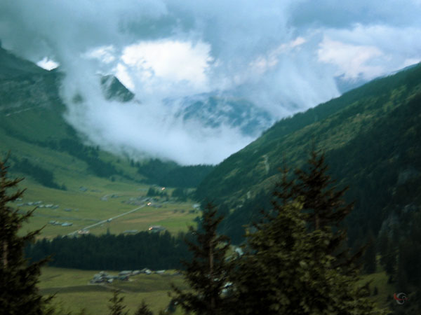 Dal met wolkenflarden