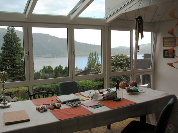 Meer vanuit serre, bergen aan de overkant