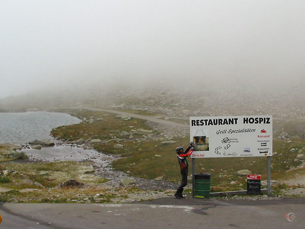 Pim bij meertje, bord met Restaurant Hospiz, en foto van open haard