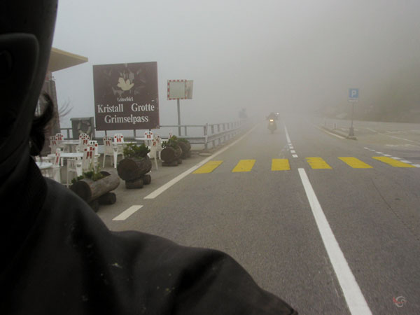 Mist, rotsen, bordje met Kristallgrotte Grimselpass