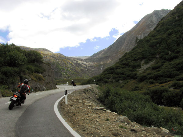 Twee motoren, kale bergen, bochtige weg