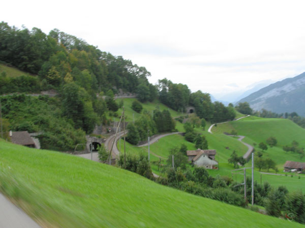 Bergweitjes, boerenschuren, treinbaan