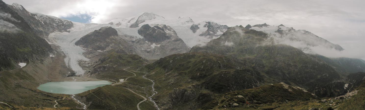 Hooggebergtepanorama met gletscher