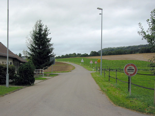 Boerenweggetje met bordje Zoll, Douane