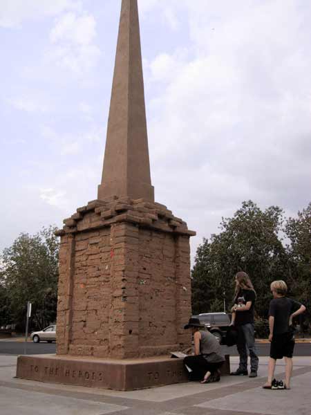 Monument: zuil op sokkel vol voorwerpen