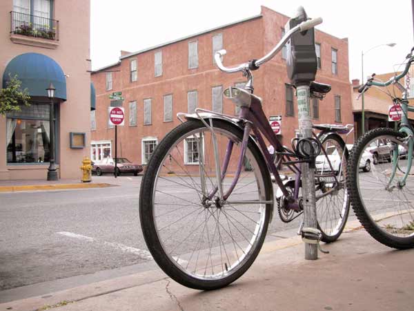 Fiets waarbij stang doorloopt in koplamp