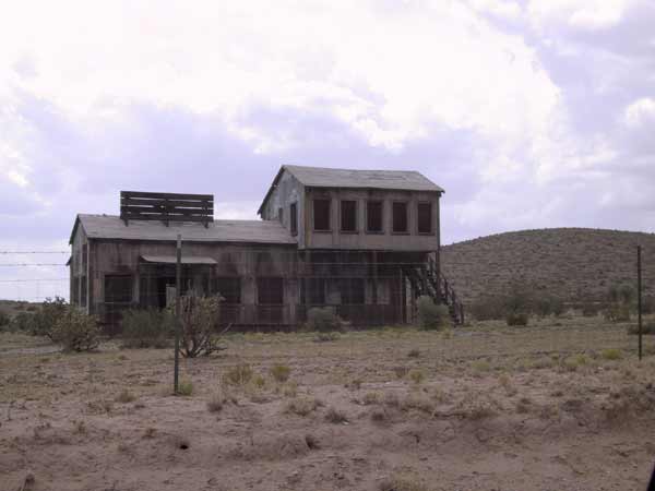 Verlaten gebouw (stationsgebouw?) in de woestijn