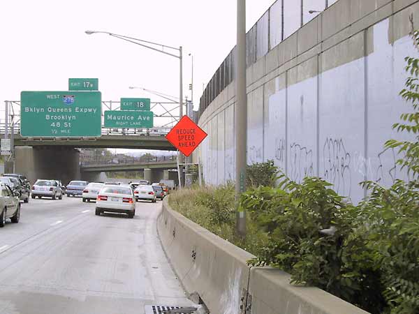 Verkeersborden en wegwijzers naar Brooklyn