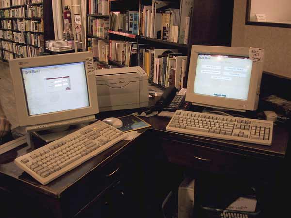 Twee PC's tussen de boeken