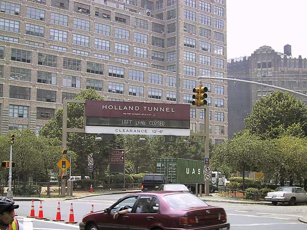 Bord met Holland Tunnel