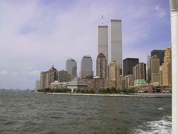 Vanaf het water: wolkenkrabbers, waaronder de Twin Towers