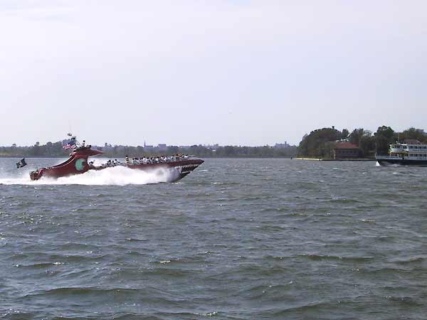 Snelle (rode) boot, met enorm oog