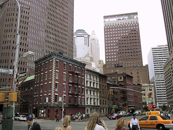 Stadsbeeld met wolkenkrabbers en gele taxi