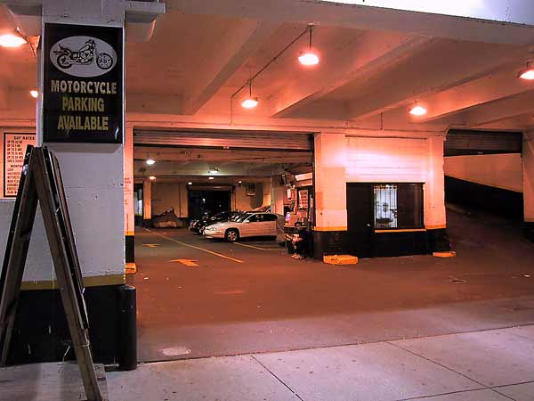 Parkeergarage met bord: Motorcycle parking available