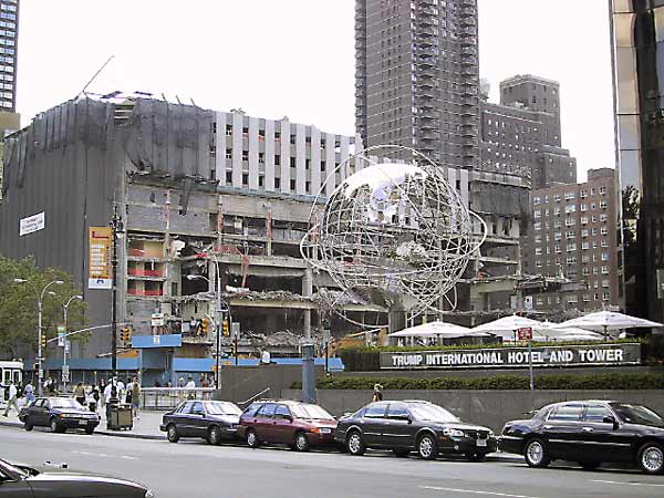 Trump international hotel and tower, en daarnaast afgebroken gebouw