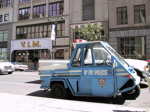 Lichtblauw driewielig karretje met opschrift NYPD